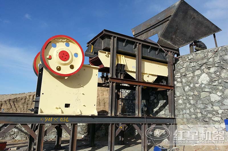 颚式破碎机用于大块物料粗碎优势突出，被广泛适用于各大砂石生产线