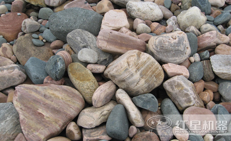 河卵石质地坚硬、耐磨性高，破碎加工后可作为优质砂石骨料