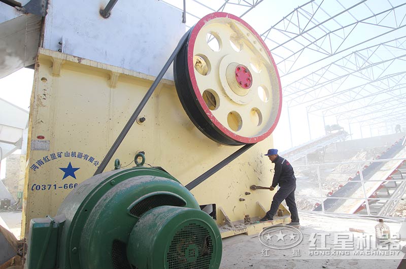 红星颚式破碎机生产线现场，红星工作人员正对设备进行检修
