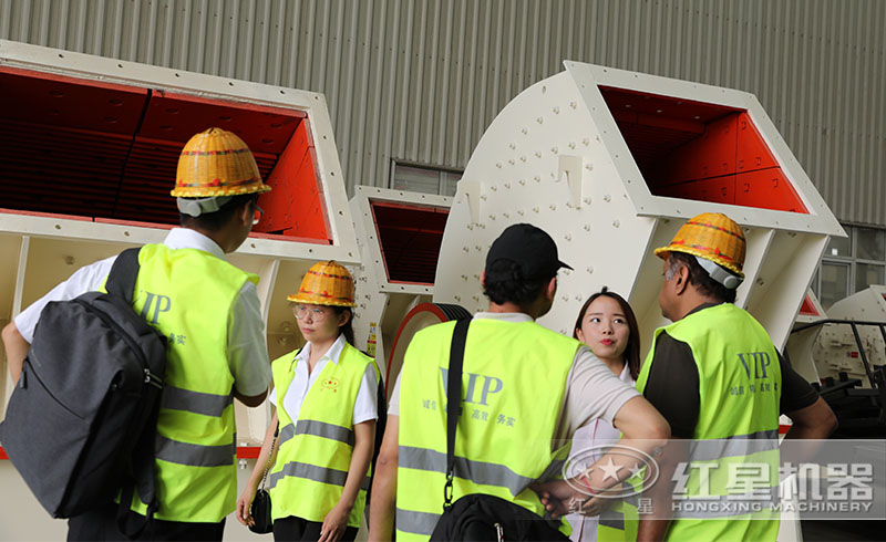 用户来红星厂区参观购置锤式破碎机 