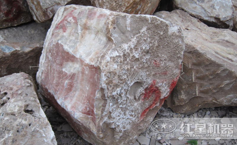 大理石作为天然石料，储量丰富，开采成本低