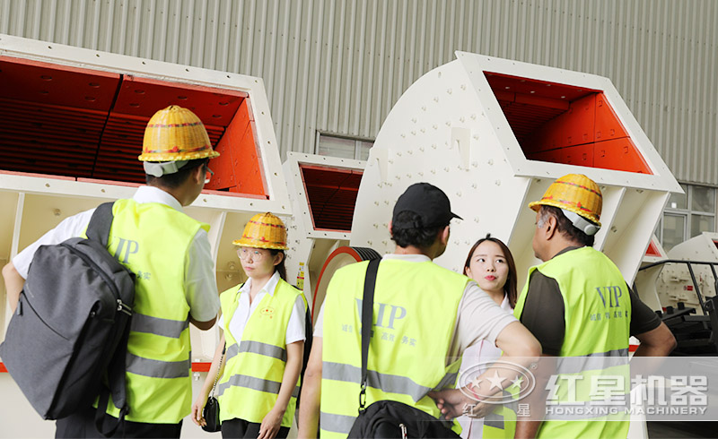 红星设备质优价廉，吸引各地用户前来参观购置